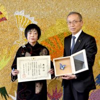 船橋の北井さん「県の名工」受賞　海外も注目　立体刺しゅう技法考案　市へ蝶のブローチ寄贈