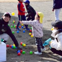 「野球の楽しさ知って」　高校部員と児童４０人　ボール遊び交流　長生