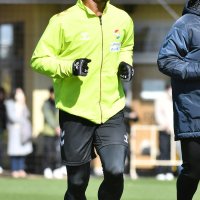 練習中、笑顔を見せるジェフ千葉の田口＝７日、千葉市内