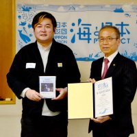 「雪どけ塚の白ヘビ」の沼田監督（左）と松戸市長＝１４日、船橋市役所
