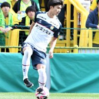 前半、ボールをキープする千葉の久保庭
