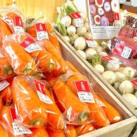 店頭に並ぶ有機野菜
