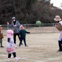 ５日間の保育園留学で、園庭でのびのびと遊ぶ侑太郎ちゃん（中央）＝君津市