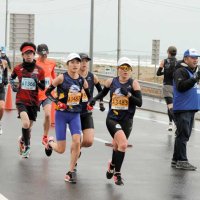 潮風受け２９０８人快走　東金・九十九里波乗りハーフマラソン　高橋尚子さん、永田裕志さんらエール