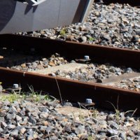 線路に布団２枚、常磐線が一時運転休止　乗客約５千人に影響