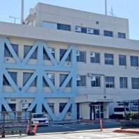 住宅に車突っ込む　成田、無免許で酒酔い運転の疑い