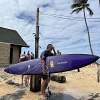 ハワイのワイメアで大波に乗った後、シャワーを浴びる蛸さん＝１月３１日（蛸さん提供）
