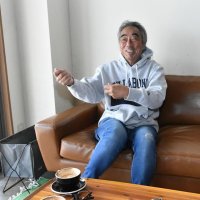 ハワイの大波を制し、帰国後に笑顔でインタビューに答える蛸さん＝一宮町