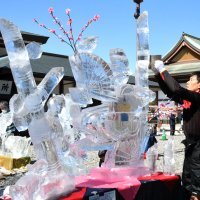花びらや小鳥の形の氷彫刻をつなぎ合わせて「春」を表現した作品