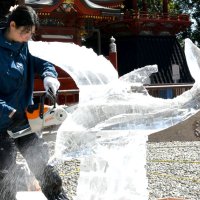 職人技光る氷の芸術　成田山新勝寺で彫刻展
