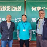左から「キャピタルデザイン」の犬塚社長、管理者の加瀬さん、「日々、勉強堂」の門脇社長
