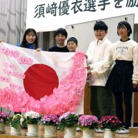母校で連覇誓う　レスリング須崎優衣選手（２４）　松戸・六実第三小　【五輪へ地元で決意】