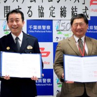 登山届システム「コンパス」の活用協定を結んだ山岳安全対策ネットワーク協議会の武川会長（右）と県警の前田恵司地域部長＝県警本部