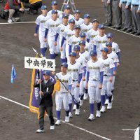中央学院ナイン堂々行進　中村主将「一戦必勝」　選抜高校野球大会開幕