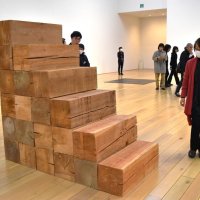 巨大彫刻、マイナーな詩…　五感で体感ミニマル・アート　佐倉で日本初　カール・アンドレ展