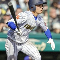 ６回裏中央学院２死一塁、水嶋が右中間に適時三塁打を放つ＝２０日、甲子園（共同）