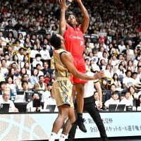 第１クオーター、先制の３点シュートを決める千葉Ｊのスミス