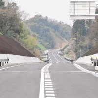長生グリーンラインの新たに開通した長南町坂本－茂原市台田の区間＝２４日
