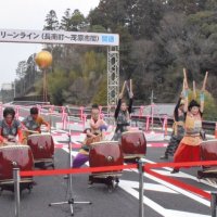 開通を祝う和太鼓演奏も現地で披露された
