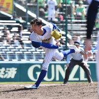 宇治山田商戦の６回途中から登板し、力投した中央学院の颯佐＝２７日、兵庫県西宮市の甲子園球場