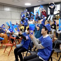 青森山田を破り４強入りが決定した瞬間、ＰＶ会場は喜びに沸いた＝２８日、我孫子市の中央学院大学