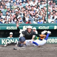 ８回表中央学院２死二塁、水嶋の左前打で生還する二走青木

