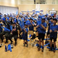 ９回表の中央学院の攻撃で、チャンス到来に沸き立つパブリックビューイング会場＝３０日、我孫子市

