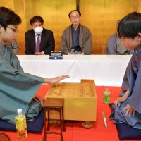 成田で将棋子ども名人戦　プロさながら着物姿で決勝　木村九段が見守る