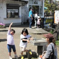 半袖で遊ぶ子どもら＝３１日、千葉市中央区