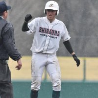 柏の葉－芝浦工大柏　４回裏芝浦工大柏無死、左中間に三塁打を放ち拳を握る梶本＝柏の葉
