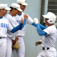 ５回裏八千代松陰１死、右越え本塁打を放ち、ベンチ前で仲間の祝福を受ける鎌形（右）