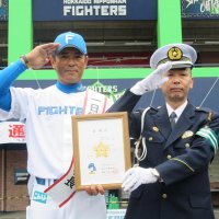 「交通事故なし」安全宣言　日ハム・稲葉篤紀２軍監督が一日署長　鎌ケ谷
