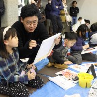 小学生自画像に挑戦　アーティスト・井田幸昌さん指導　県立美術館