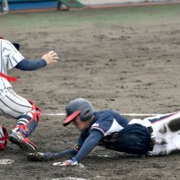 ３回裏敬愛大２死一塁、植松の右中間への安打で一塁から柏木が先制のホームイン。捕手桜内
