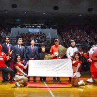 花束を受け取った天羽代表理事ら地元の功労者たち