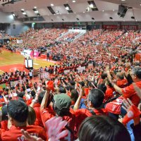 最後の「ホーム」赤く染め　千葉ジェッツ、移転前最終の船橋アリーナ戦　ブースター悲喜こもごも　来季から「ららアリーナ」へ