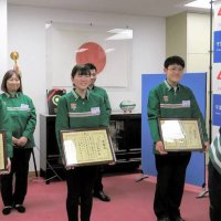 詐欺被害を未然に防ぎ、感謝状を受けた（前列左から）杉浦さん、荒井さん、中村さん＝我孫子署