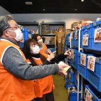 食料品を品目ごとの箱に入れる「仕分け隊」