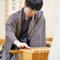 成田で名人戦第２局始まる　市民ら１０人初手見守り　藤井八冠、初防衛懸け豊島九段と対局