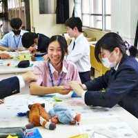 折り紙を通じて交流する台湾の高校生（左）と船橋古和釜高校の生徒＝２４日、船橋市