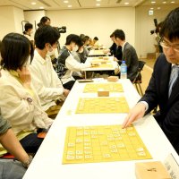 成田で将棋名人戦　近藤七段ら指導対局　棋士５人、子どもから大人６４人に