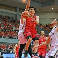 第３クオーター、相手守備をかわしながらシュートを狙う千葉Ｊの富樫（２）