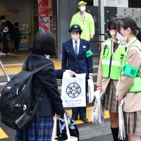 性犯罪被害防止を啓発　香取署と高校生ら駅前で