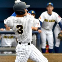 成田戦の２回、先制の左越え適時二塁打を放った中央学院の蔵並