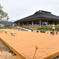 みんなみの里に「里山デッキ」新設　テイクアウトメニューも登場　四季の景観と食楽しんで　鴨川