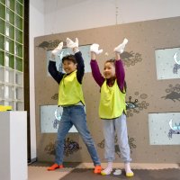 カニになりきってはさみを上下させ踊るカニカニ応援団
