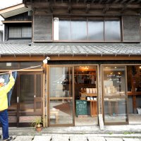 軒先には煎餅店「治郎兵ヱ」だったころののれんが掛かる