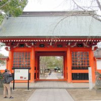 落書きが見つかった葛飾八幡宮の随神門＝２日、市川市
