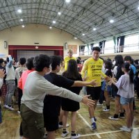 柏市立柏第三小の児童たちから握手攻めにあう（手前から）細谷選手、関根選手＝８日、柏市