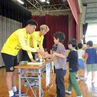 Ｕ２３アジア杯Ｖ貢献のレイソル選手２人が学校訪問！　柏の小学生に下敷き贈る　細谷選手「あきらめず挑戦を」　関根選手「失敗引きずらない」